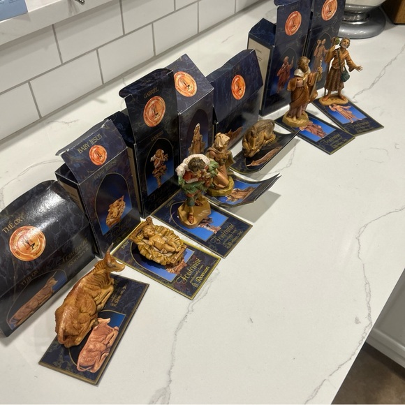 1991-93 The Fontanini Heirloom Nativity 5” Figurines (7) - Picture 8 of 14